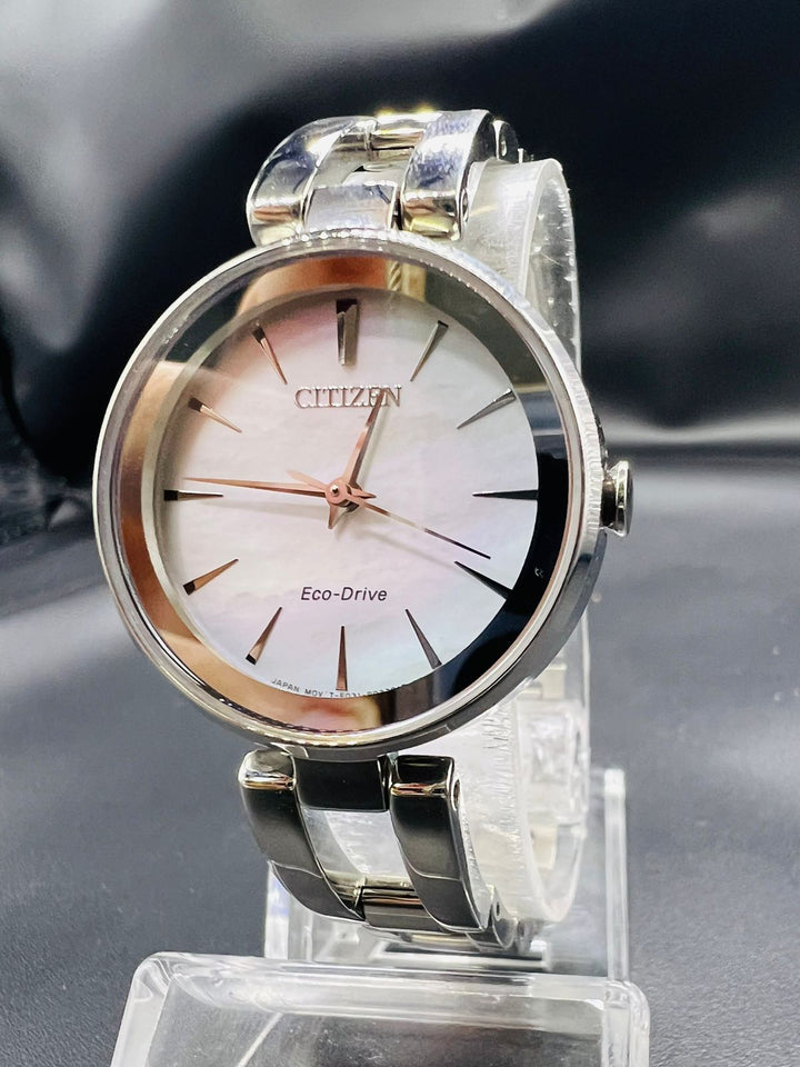Subasta de Reloj Citizen eco drive pulso silver. Precio de lista: $3,000.