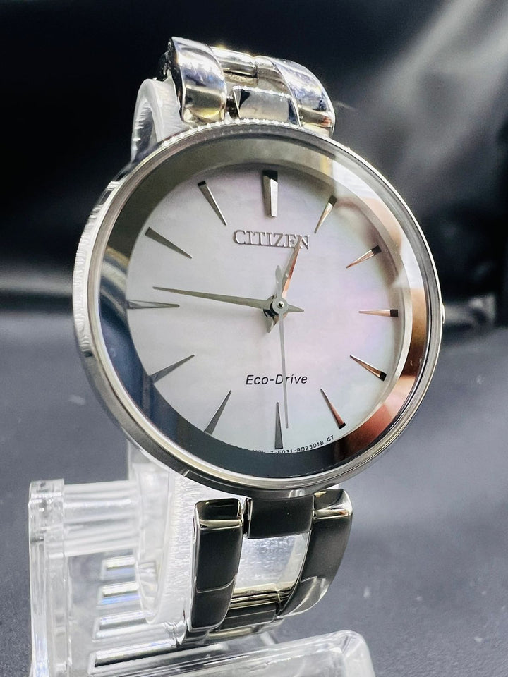 Subasta de Reloj Citizen eco drive pulso silver. Precio de lista: $3,000.