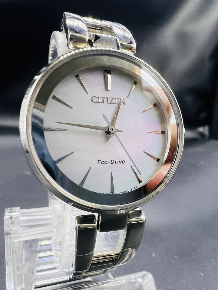 Subasta de Reloj Citizen eco drive pulso silver. Precio de lista: $3,000.