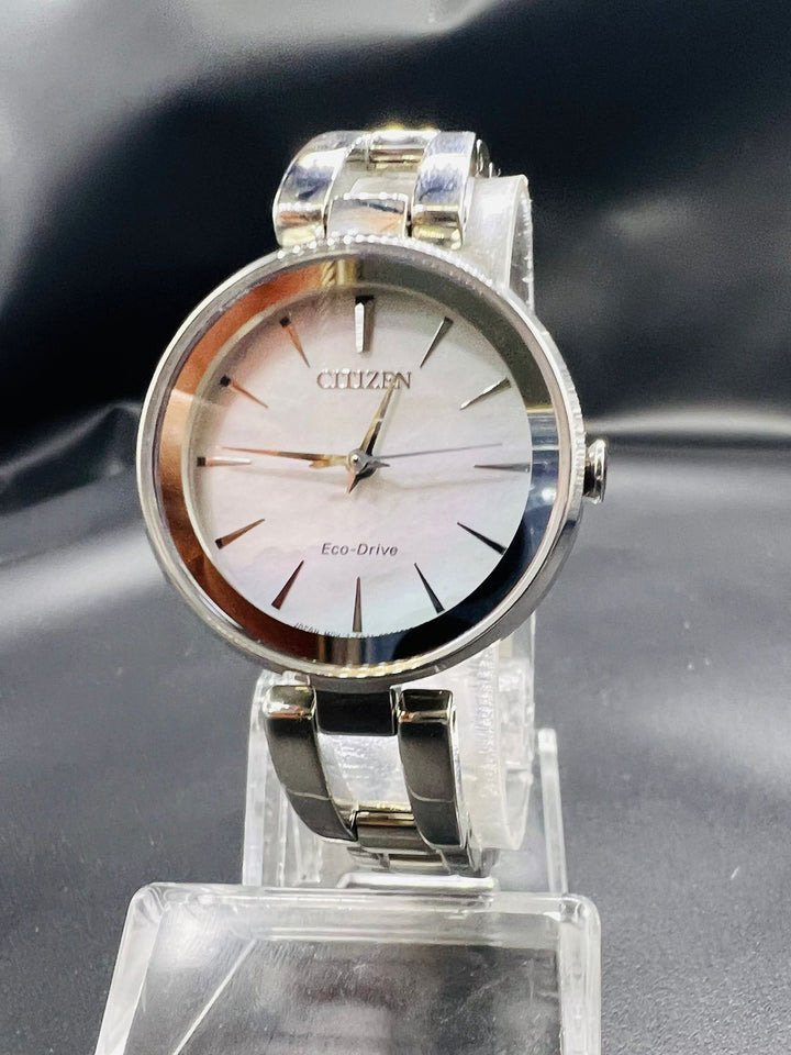 Subasta de Reloj Citizen eco drive pulso silver. Precio de lista: $3,000.