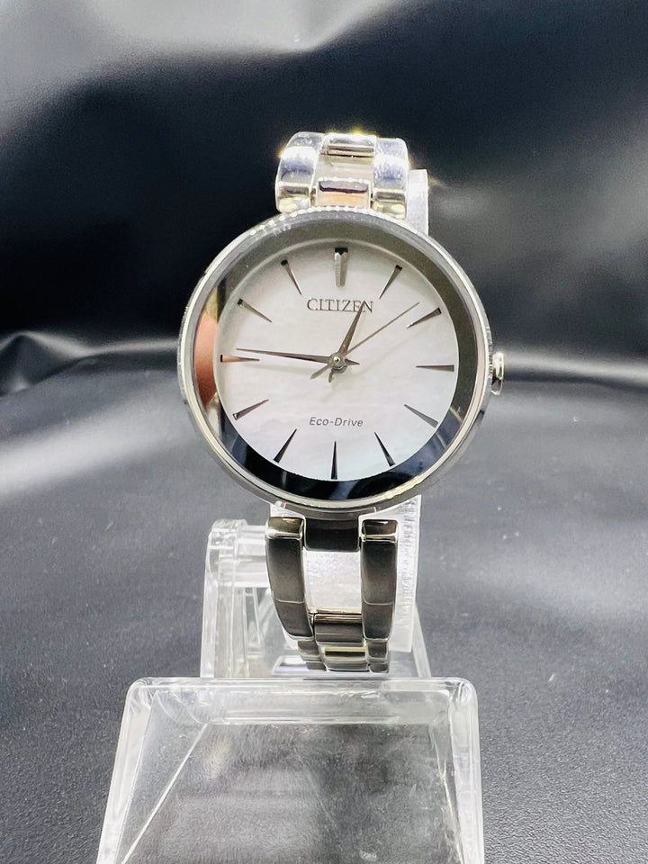 Subasta de Reloj Citizen eco drive pulso silver. Precio de lista: $3,000.