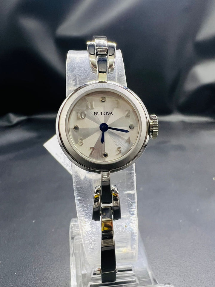 Subasta de Reloj Bulova plata dama. Precio de lista: $4,700.