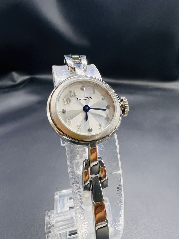 Subasta de Reloj Bulova plata dama. Precio de lista: $4,700.