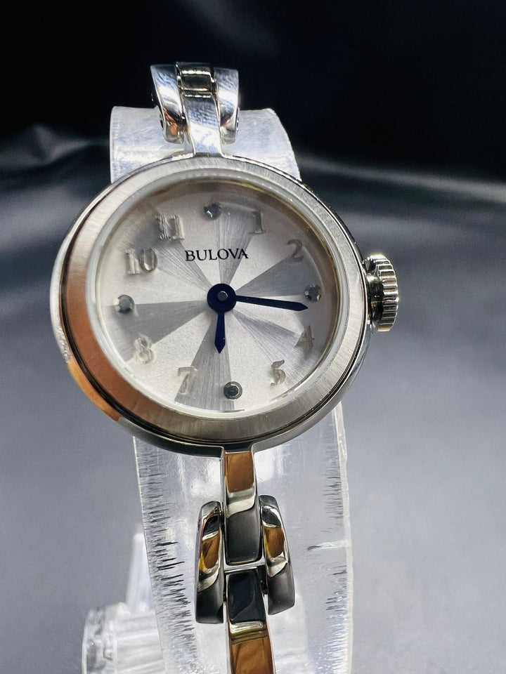 Subasta de Reloj Bulova plata dama. Precio de lista: $4,700.