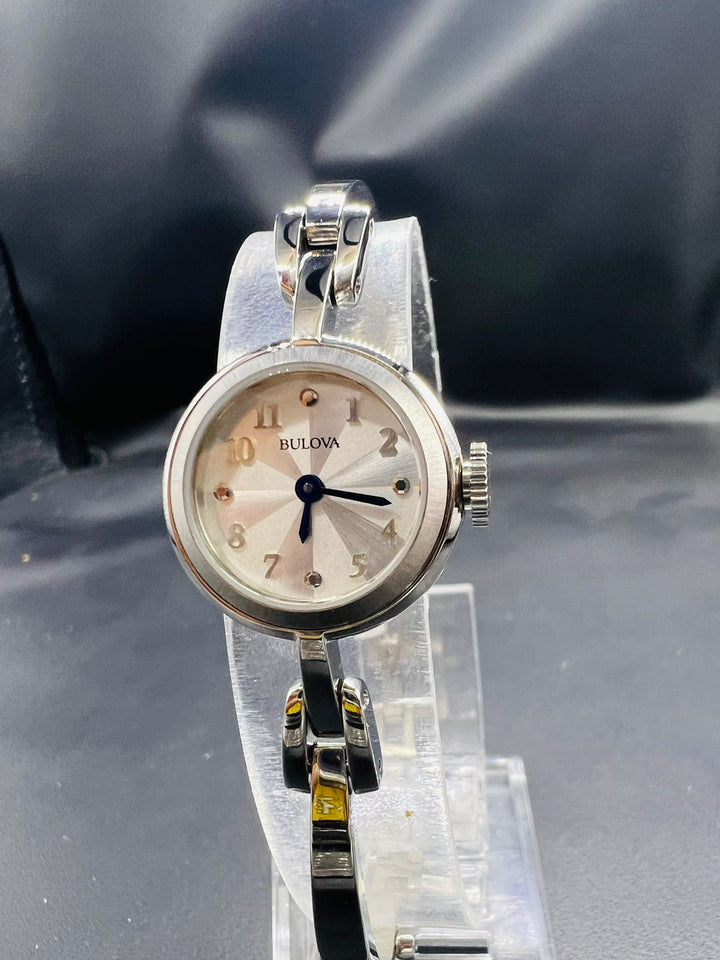 Subasta de Reloj Bulova plata dama. Precio de lista: $4,700.