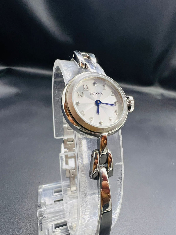Subasta de Reloj Bulova plata dama. Precio de lista: $4,700.