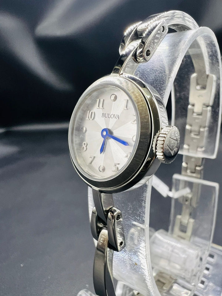 Subasta de Reloj Bulova plata dama. Precio de lista: $4,700.