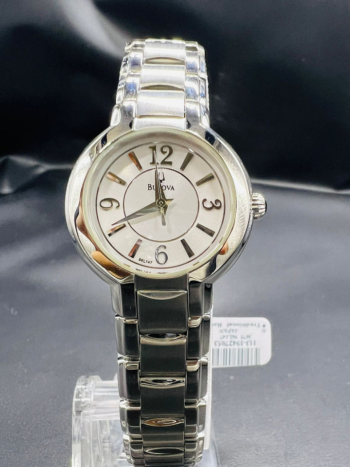Subasta de Reloj Bulova Dress plata dama. Precio de lista: $4,500.