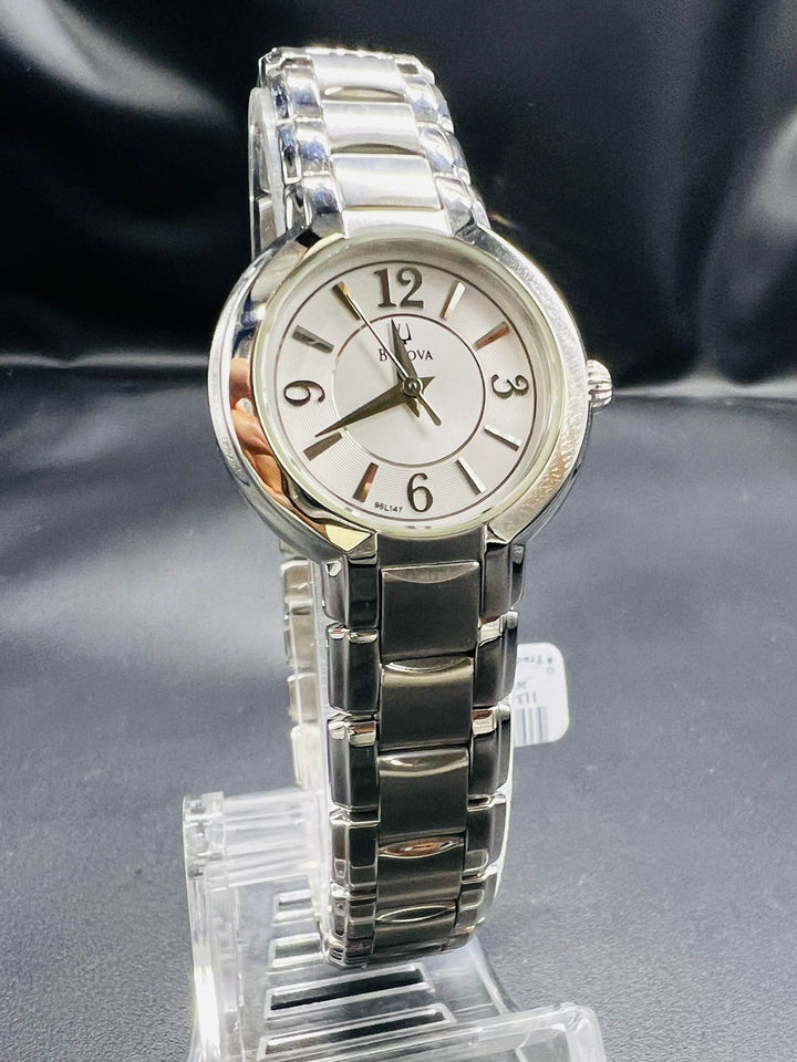 Subasta de Reloj Bulova Dress plata dama. Precio de lista: $4,500.