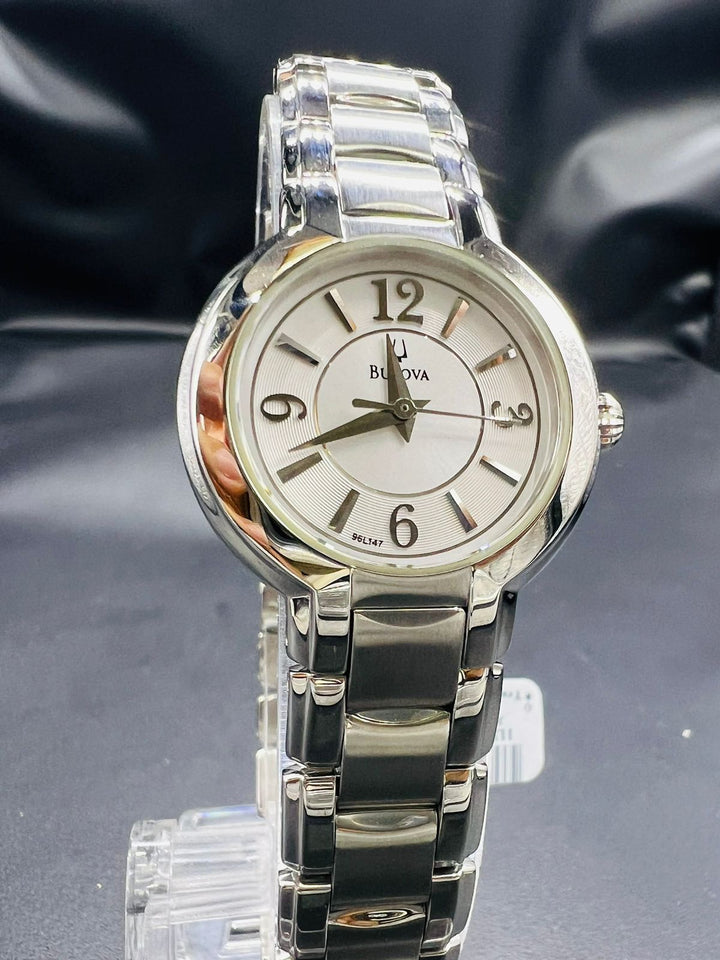Subasta de Reloj Bulova Dress plata dama. Precio de lista: $4,500.