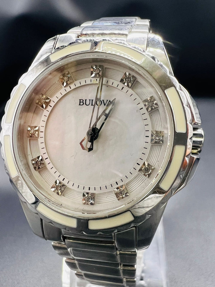 Subasta de Reloj Bulova crystales dama Plata. Precio de lista: $5,500.