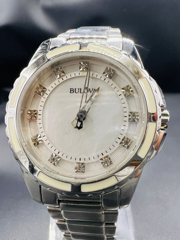 Subasta de Reloj Bulova crystales dama Plata. Precio de lista: $5,500.
