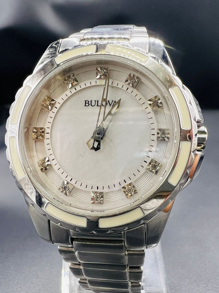 Subasta de Reloj Bulova crystales dama Plata. Precio de lista: $5,500.