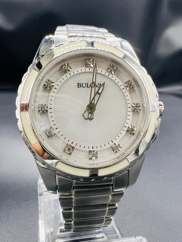 Subasta de Reloj Bulova crystales dama Plata. Precio de lista: $5,500.