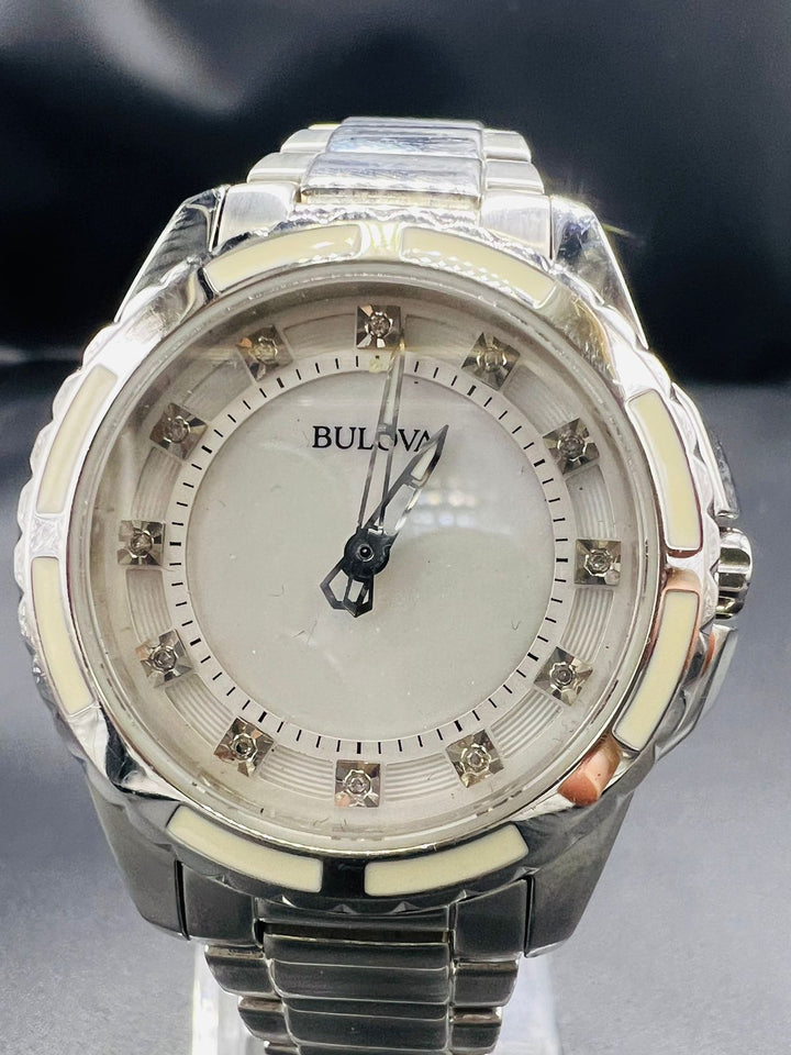 Subasta de Reloj Bulova crystales dama Plata. Precio de lista: $5,500.