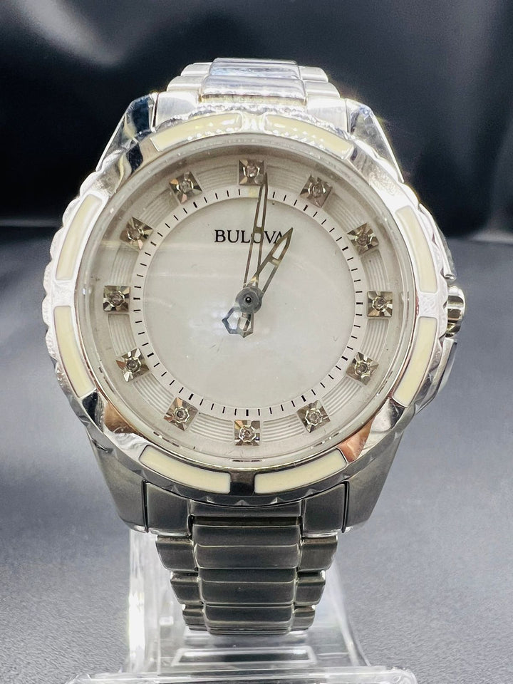 Subasta de Reloj Bulova crystales dama Plata. Precio de lista: $5,500.
