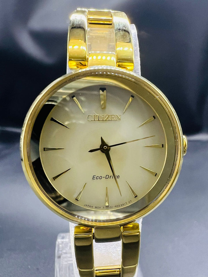 Subasta de Reloj Citizen eco drive pulso Dorado. Precio de lista: $3,000.