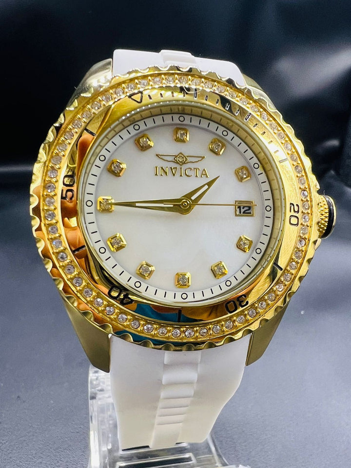 Subasta de Reloj Invicta Angel diamantes caucho. Precio de lista: $3,500.