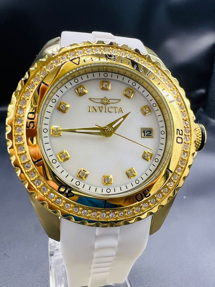 Subasta de Reloj Invicta Angel diamantes caucho. Precio de lista: $3,500.