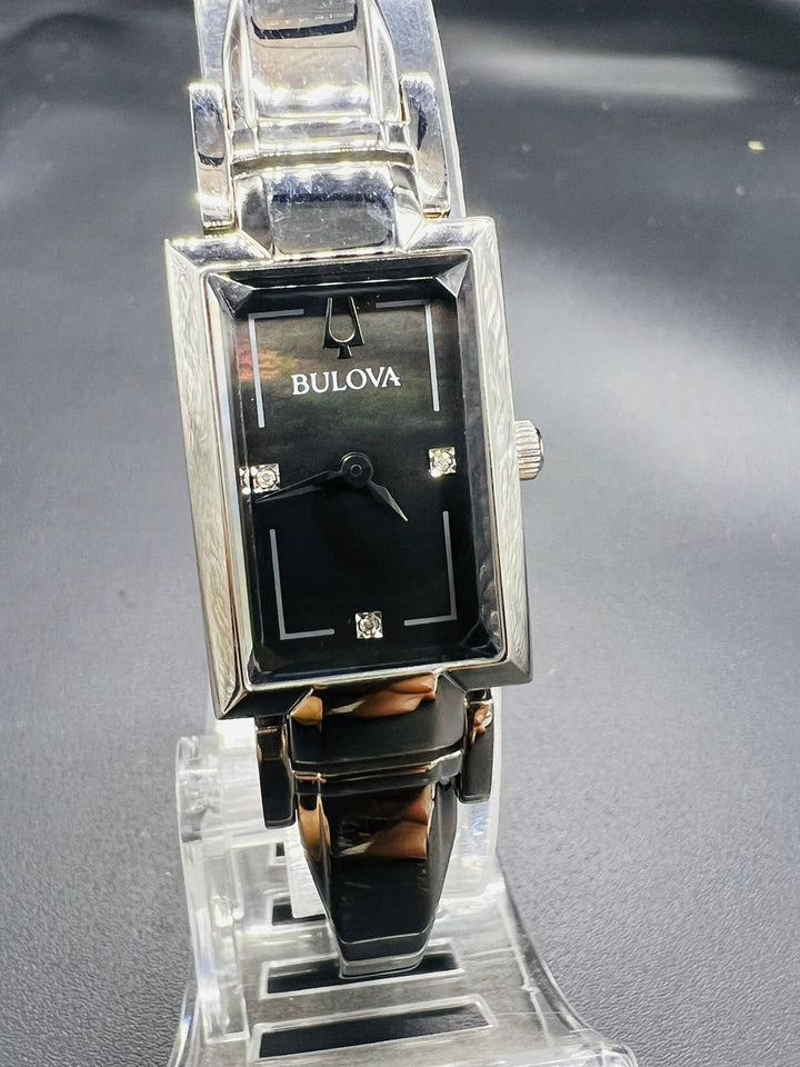 Subasta de bulova Diamond Accents Dama. Precio de lista: $4,100.