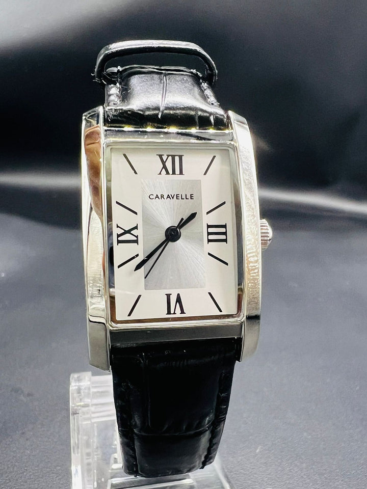 Subasta de Reloj Caravelle by Bulova stylish piel. Precio de lista: $2,100.
