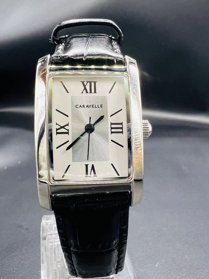 Subasta de Reloj Caravelle by Bulova stylish piel. Precio de lista: $2,100.