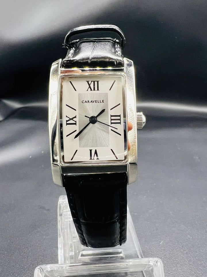 Subasta de Reloj Caravelle by Bulova stylish piel. Precio de lista: $2,100.