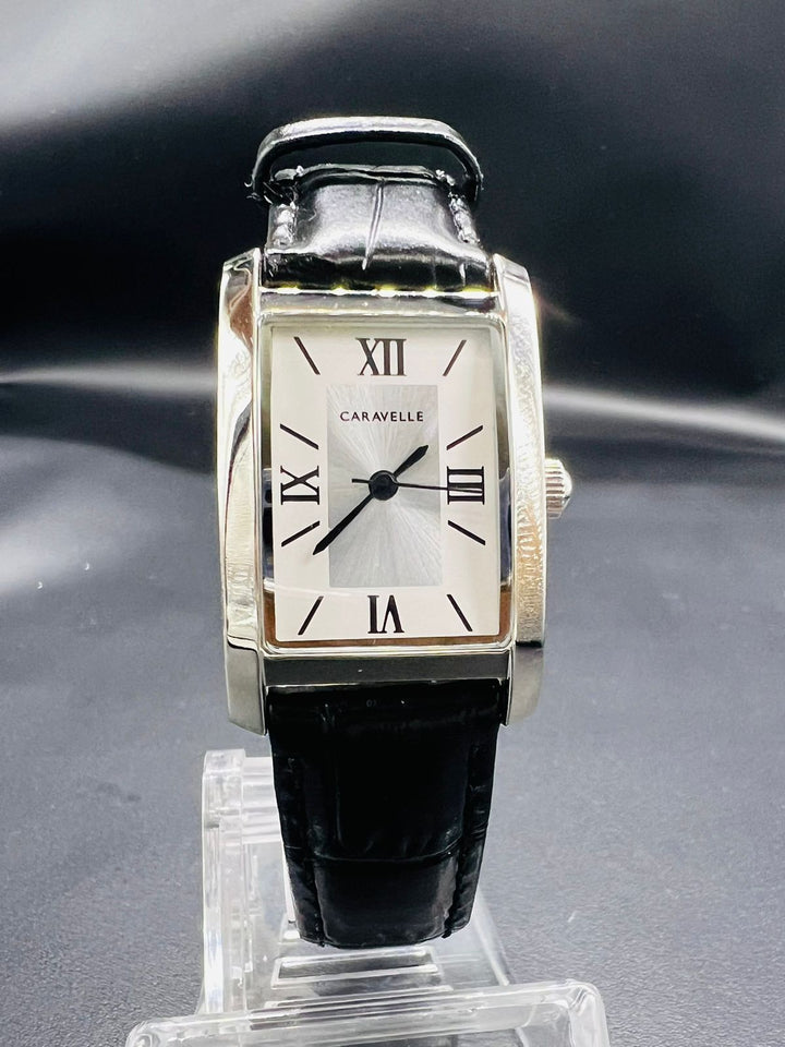 Subasta de Reloj Caravelle by Bulova stylish piel. Precio de lista: $2,100.