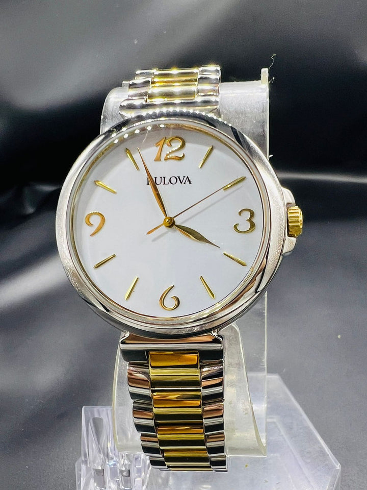 Subasta de Reloj Bulova dos tonos Quartz Ladies. Precio de lista: $4,500.