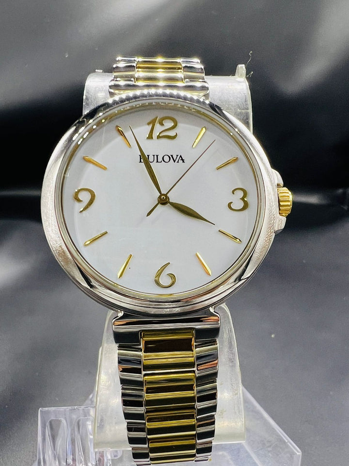 Subasta de Reloj Bulova dos tonos Quartz Ladies. Precio de lista: $4,500.
