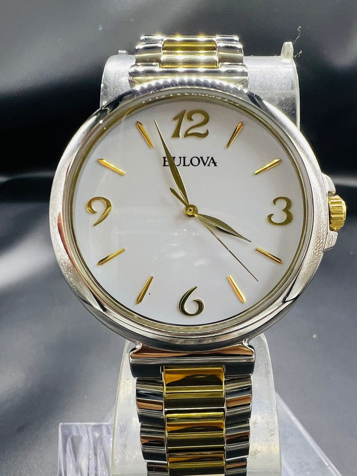 Subasta de Reloj Bulova dos tonos Quartz Ladies. Precio de lista: $4,500.
