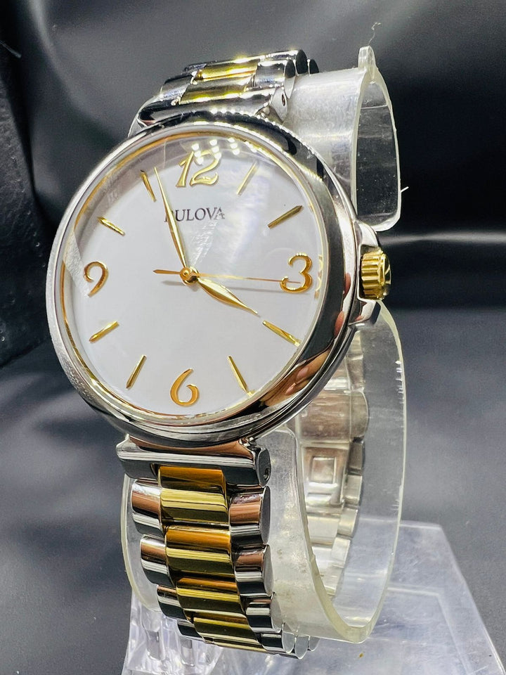 Subasta de Reloj Bulova dos tonos Quartz Ladies. Precio de lista: $4,500.